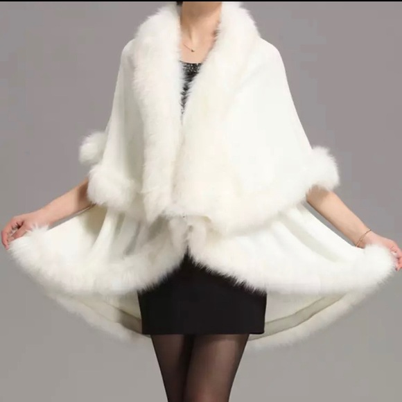 Too Ci Jackets & Blazers - 🥂THE AUDREY🥂WHITE FAUX FUR TRIMMED LAYERED CAPE